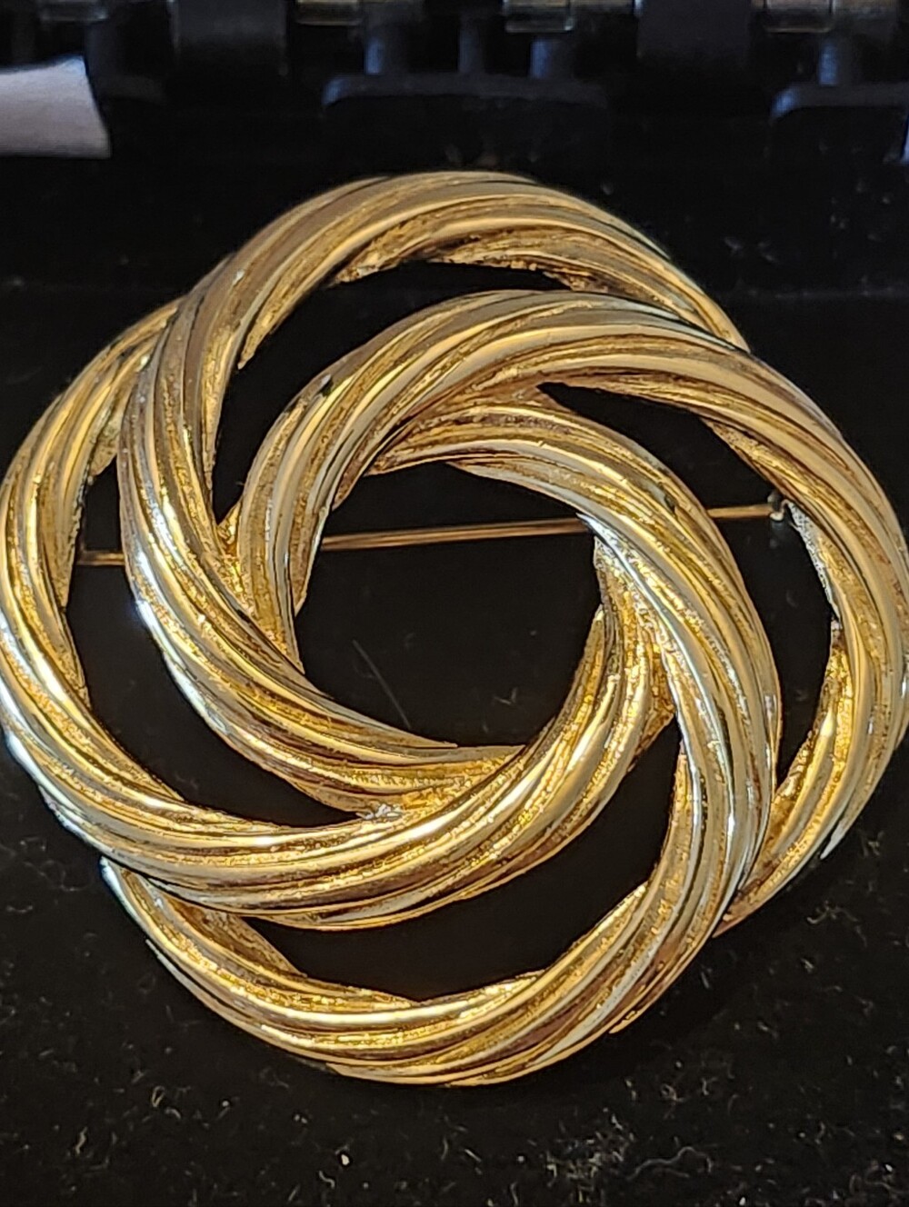 Vtg Monet Gold-Tone Infinity Rope Swirl Brooch